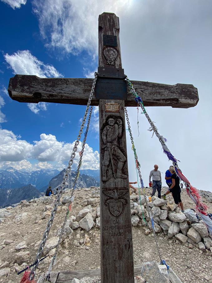 Na vrhu Mangarta vas bo pričakal križ, morda tudi oblaki, ki radi naredijo klobuk. | Foto: Jaka Lopatič