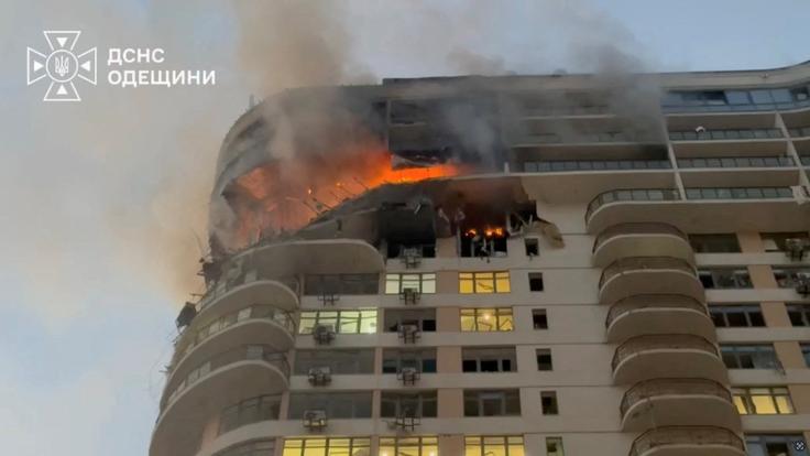 Fotografije prikazujejo poškodovano večnadstropno stanovanjsko stavbo v Odesi. | Foto: Reuters