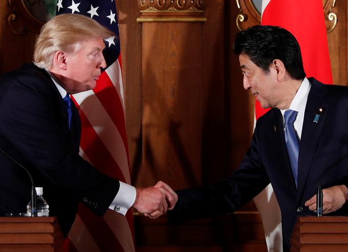 Trump je Abeju ponudil podporo ob severnokorejski grožnji varnosti Japonske. | Foto: Reuters