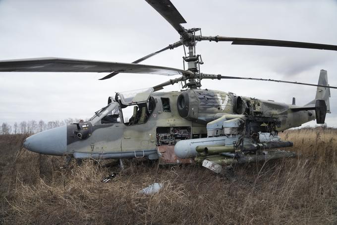 Rusi so Ka-52 uporabili tudi na začetku vojne v Ukrajini. Na fotografiji je ruski Ka-52, ki je februarja lani poškodovan moral pristati v okolici Kijeva. | Foto: Guliverimage/dpa