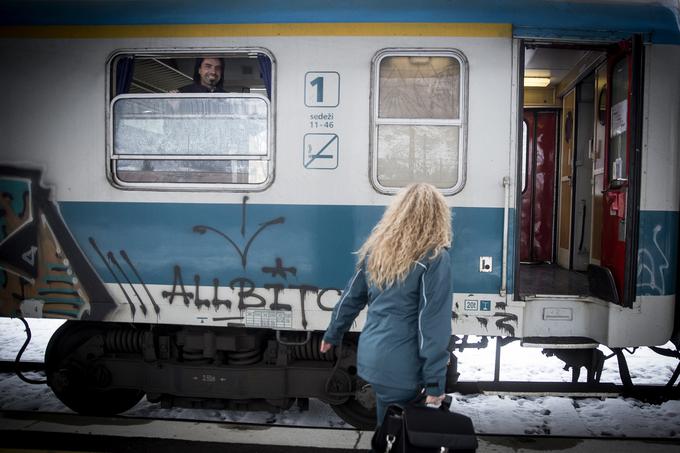 "Potniki so danes manj problematični kot nekoč," pravi Olga, ki ima z delom na vlaku opravka že desetletje. | Foto: Ana Kovač