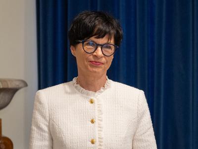 Marta Kos je čestitala Janezu Janši