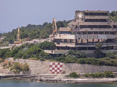 Rušijo kultni hotel pri Dubrovniku, kjer je dopustovala politična elita Jugoslavije #video