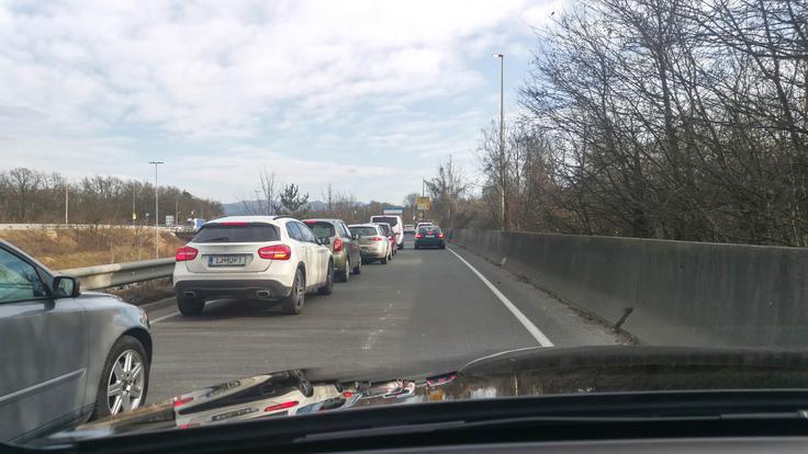 BTC Ljubljana cesta Vozniki, ki pot nadaljujejo proti obvoznici, bi morali voziti po desnem voznem pasu. Vsi tisti, ki stojijo na levem, bi morali zaviti levo. V praksi je potek prometa povsem drugačen. | Foto: Gašper Pirman