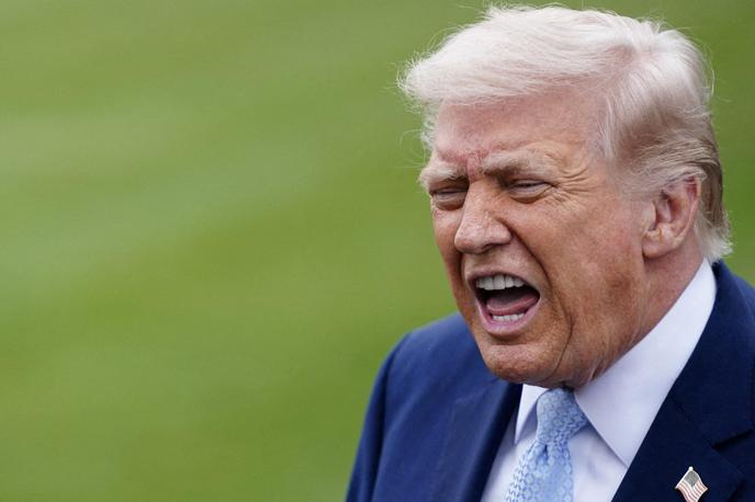 Donald Trump | Bruselj je Trumpove očitke zavrnil in poudaril, da EU svoje zaveze iz trgovinskega dogovora z ZDA izvaja v skladu z običajnimi zakonodajnimi postopki. Potem ko je parlament konec marca sprejel svoje stališče o predlogu te pravne podlage, se zdaj o njem pogaja z državami članicami. | Foto Reuters