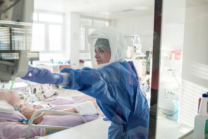 V bolnišnici se zaradi bolezni covid-19 trenutno zdravi 23 ljudi, dva bolnika sta na intenzivni negi. | Foto: Matej Povše/ UKC Ljubljana