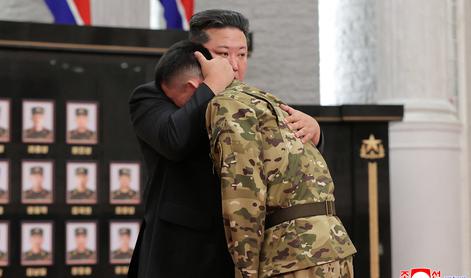 Čustveni Kim Džong Un tolažil objokane vojake: Srce se mi para