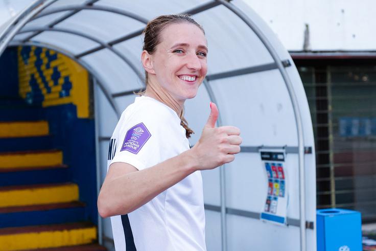 Odkar pomni, je bila nogometna žoga vedno v njeni družbi. "Vedno je šla z menoj. Zame niti ni obstajalo kaj drugega. Pa sem se preizkusila tudi v drugih športih in disciplinah, ukvarjala sem se tudi z rokometom, atletiko, plesom, igrala sem klavir, a je vedno prevladala ljubezen do nogometa," se je že kot otrok zaljubila v nogomet, ki je sčasoma prerasel tudi v njeno službo. | Foto: Aleš Fevžer