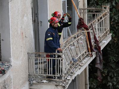 V porušeni stavbi v Atenah našli truplo, pet ljudi še pogrešajo