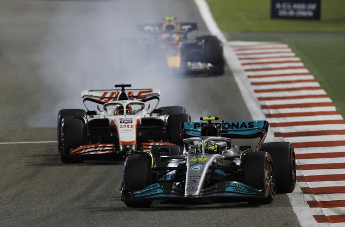 Magnussen je bil v prvem delu dirke nevaren celo Hamiltonu. | Foto: Reuters