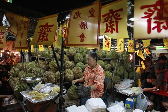 ... in z ulice Yaowarat oziroma iz kitajske četrti, ene osrednjih točk za vse ljubitelje ulične hrane. | Foto: Reuters
