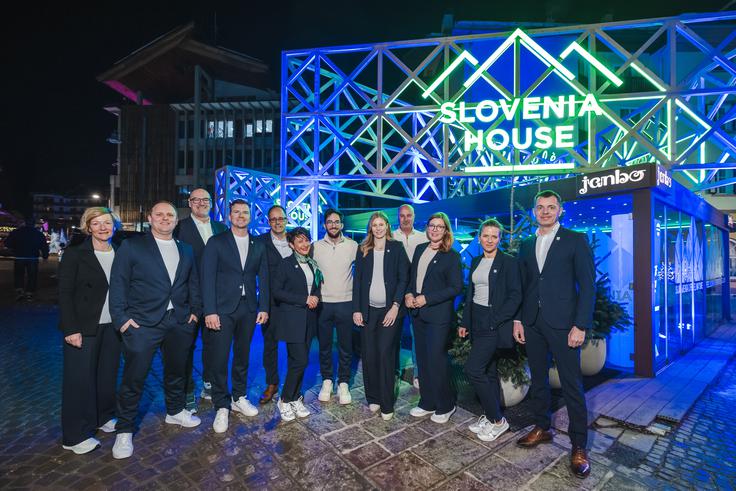 Celotna ekipa Olimpijskega komiteja Slovenije v Italiji: Blaž Perko, vodja olimpijske reprezentance Milano Cortina 2026 (prvi z leve v drugi vrsti), Matic Švab (ob Blažu Perku), Uroš Mohorič, generalni sekretar OKS-ZŠZ (skrajno desno), ekipa Slovenske hiše in ekipa, ki skrbi za gostoljubje in dobro počutje. | Foto: Olimpijski komite  Slovenije