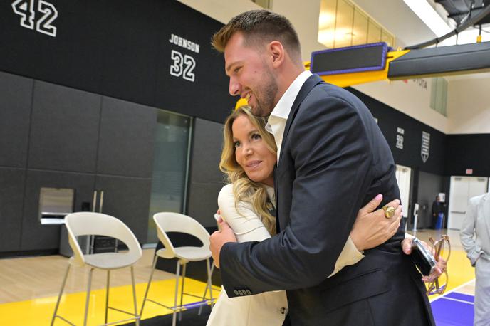 Jeanie Buss & Luka Dončić | Včeraj se je v LA objemal s slavno Jeanie Buss, zvečer je že prepeval v Las Vegasu na koncertu slavnih Backstreet Boys.  | Foto Reuters