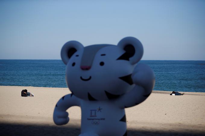 Maskota olimpijskih iger v Pjongčangu je medvedek Soohorang. | Foto: Reuters