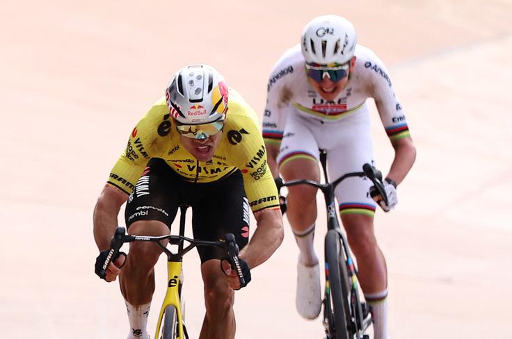Tadej Pogačar in Wout van Aert sta na severnem peklu uprizorila velik obračun za zmago. | Foto: Reuters
