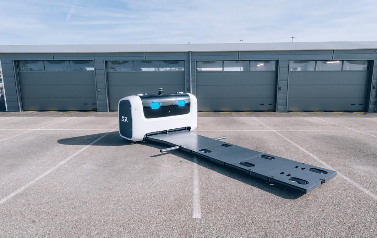 Stanley Robotics | To je parkirni robot francoskega zagonskega podjetja Stanley Robotics, ki lahko na letališču poskrbi za samodejno parkiranje avtomobilov. | Foto Stanley Robotics
