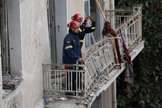V porušeni stavbi našli trupli, štiri ljudi še pogrešajo