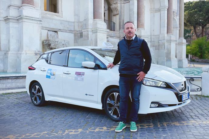 Nissan leaf | Med anketiranci se z električnimi avtomobili letno najdlje vozijo Italijani, in sicer več kot 15 tisoč kilometrov. Med temi je tudi Marco Massullo, taksist iz Rima.  | Foto Nissan