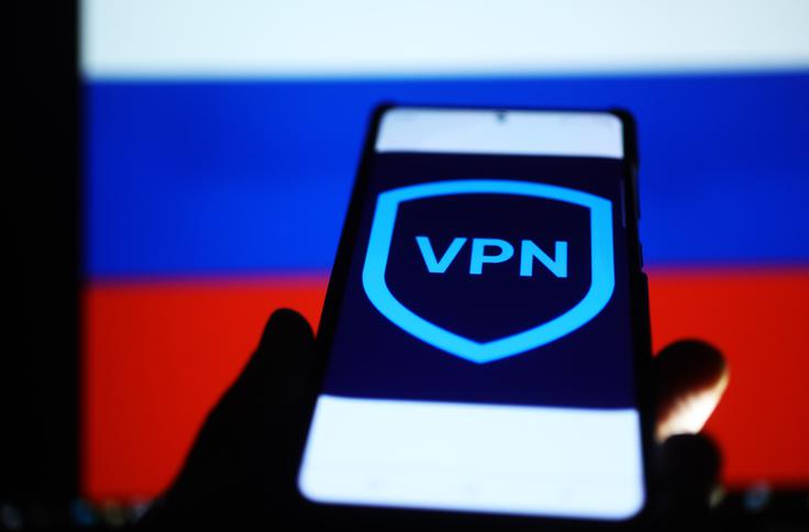 VPN je kratica za Virtual Private Network, kar lahko prevedemo v navidezno zasebno omrežje. Storitev VPN deluje tako, da se naša naprava najprej poveže z oddaljenim računalnikom (tako imenovanim proxy ali namestniškim strežnikom), prek katerega nato obiskujemo druga spletna mesta. Razlogov za uporabo VPN je več, najpogostejši pa so skrivanje identitete, skrivanje prave lokacije in zavarovanje brezžične spletne povezave. Prikritje prave lokacije je lahko uporabno ne le za to, da uporabnik oteži sledenje njegovemu brskanju po spletu, temveč tudi za dostop do spletnih vsebin, ki v njegovi državi niso na voljo. Po ruskem napadu na Ukrajino leta 2022 in medijski blokadi z obeh strani so predvsem mnogi Rusi kljub prepovedi uporabe VPN, ki v državi velja od leta 2017, množično posegli po tovrstnih aplikacijah.  | Foto: Shutterstock