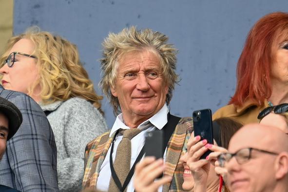 Rod Stewart ljudem plačuje preglede, da bi skrajšal čakalne vrste