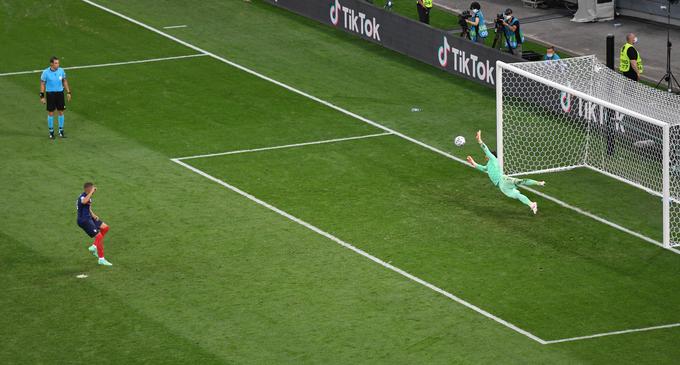 Trenutek, ko je Kylian Mbappe v osmini finala Eura 2020 zapravil strel z bele točke proti Švici, Francija pa presenetljivo izpadla iz boja za evropsko krono. | Foto: Reuters