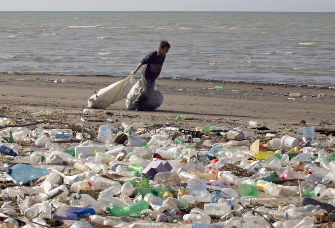 Smeti na obali Jadrana, natančneje v Albaniji, v bližini mesta Durres, približno 50 km od Tirane. | Foto: Reuters