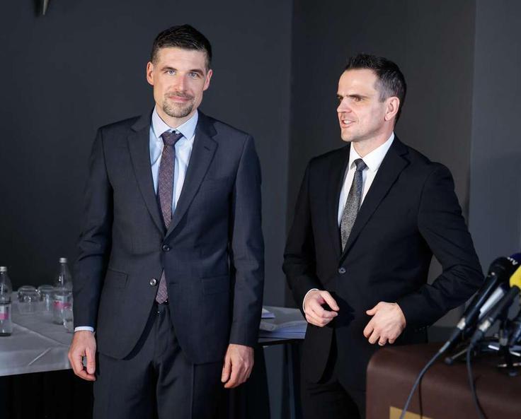 Pobuda za presojo ustavnosti novele zakona o RTV Slovenija je bila vložena decembra 2022, ustavno sodišče pa je odločitev sprejelo v začetku julija letos. Na fotografiji: Gregorčič in pravnik Matej Avbelj ob predstavitvi pobude leta 2022. | Foto: STA/Katja Kodba