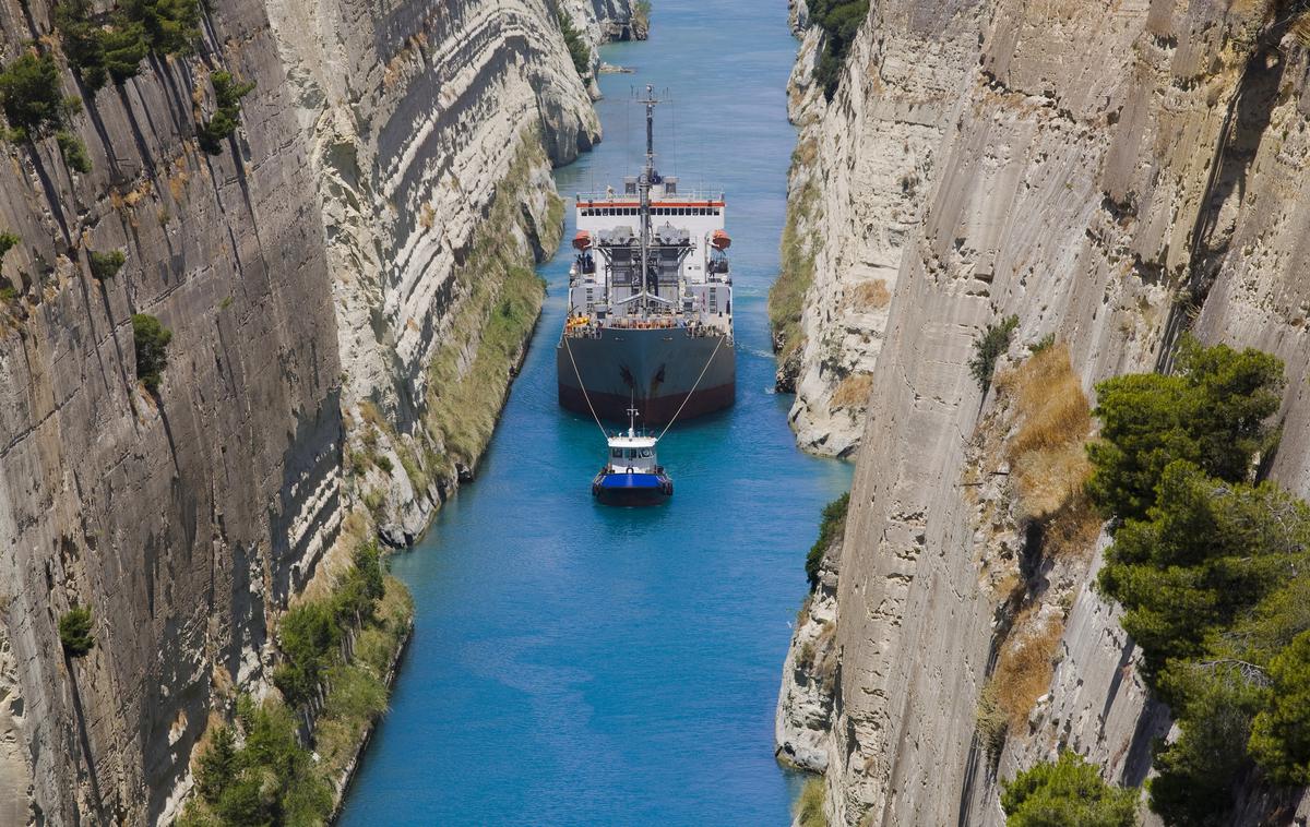 Korintski prekop | Korintski prekop je dolg 6,3 kilometra, stene pa se dvigajo do 85 metrov visoko. | Foto Getty Images