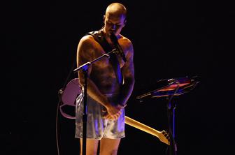 Justin Bieber na Grammyjih nastopil kar v boksaricah