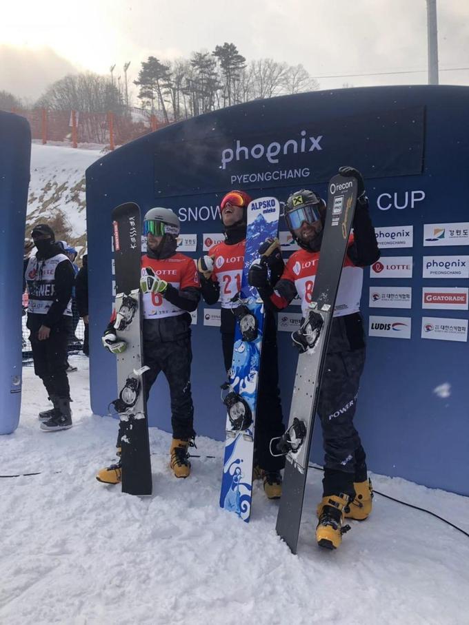 Košir si je zmagovalni oder razdelil z drugouvrščenim Avstrijcem Lukasom Mathiesom, dvoboj za tretje mesto pa je pripadel Andreasu Prommeggerju, ki je bil hitrejši od Italijana Aarona Marcha. Ta je v osmini finala izločil Tima Mastnaka, na koncu desetega. | Foto: Gloria Kotnik