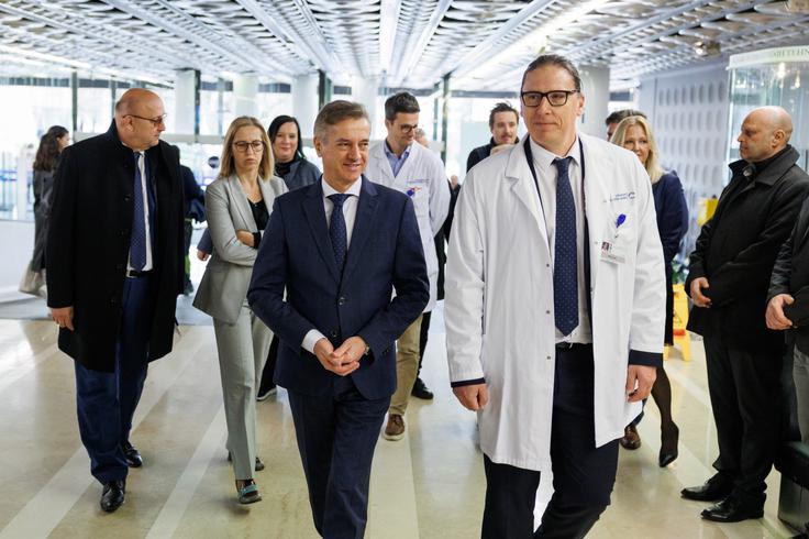 Premier Robert Golob in direktor UKC Marko Jug | Foto: STA