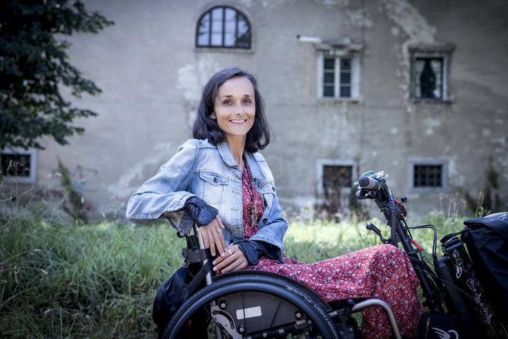 "Moj oče je zelo pozitiven in v težkih situacijah poskuša ljudi razvedriti. Spomnim se, da so ju z mamo kregali, ker da sta bila v bolnišnici tako sproščena in nasmejana kljub resnosti moje situacije. To, da ne obupuješ, pomaga. Moji prijatelji so bili pred obiskom nervozni, ko pa so videli, kakšno je moje mentalno stanje, ko so videli, kako je vse pozitivno naravnano, so se sprostili. V bolnišnici smo praznovali rojstni dan, peli in jedli torto. Naredili smo si kar najbolje v dani situaciji. Mislim, da imam to pozitivno naravnanost malo v genih."
 | Foto: Ana Kovač