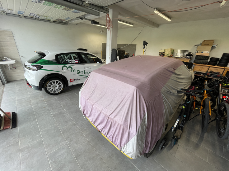 Garaža Mitje Bratine - stari citroen AX je pokrit, dirkalnik za konec tedna pa peugeot 208 rally4. | Foto: Gregor Pavšič