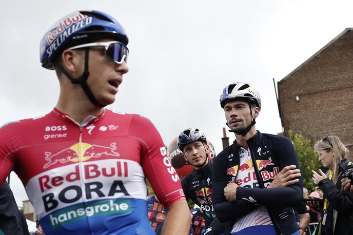 Primož Roglič | Primož Roglič je v skrbeh zaradi padca dveh kolegov. | Foto Reuters