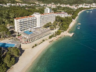 Slovenec Slovaku pred hotelom z bencinom polil dragega Mercdesa in ga zakuril