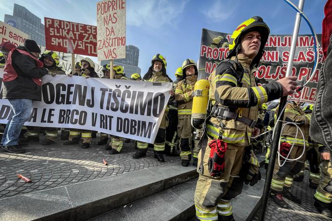 Protestni shod poklicnih gasilcev pred poslopjem vlade. gasilci | Foto: Žiga Krančan