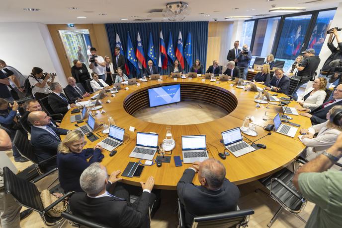 Vlada bo birokracijo zmanjševala z novim uradom