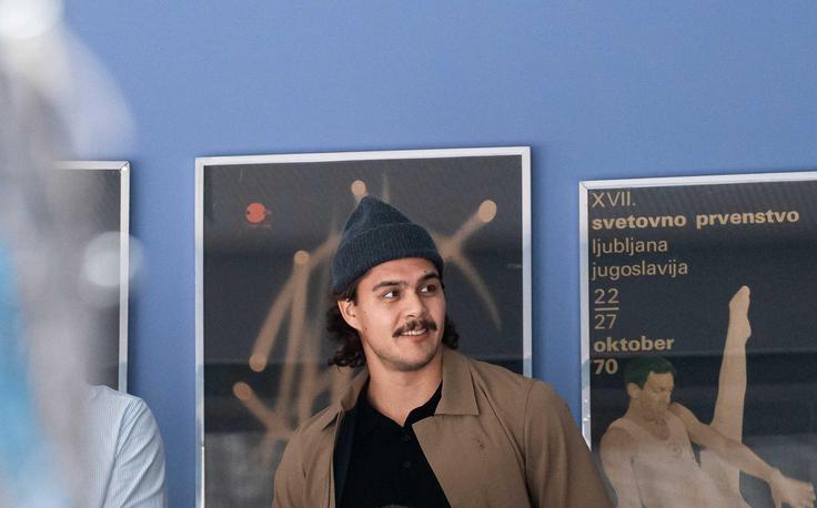 30-letnik upa, da se bo iz gledalca kmalu spet prelevil v hokejista. | Foto: Domen Jančič