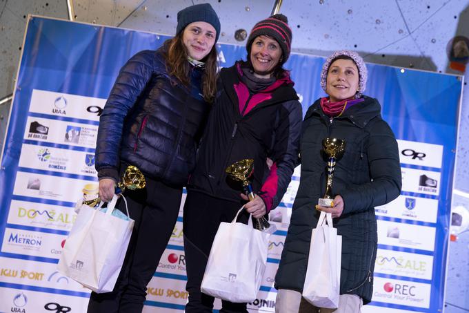 Najboljše tri v slovensko-hrvaško-srbskem pokalu v lednem plezanju: Katja Brunec (2. mesto, na levi), Maja Šuštar in Srbkinja Katarina Manovski. | Foto: Urban Urbanc