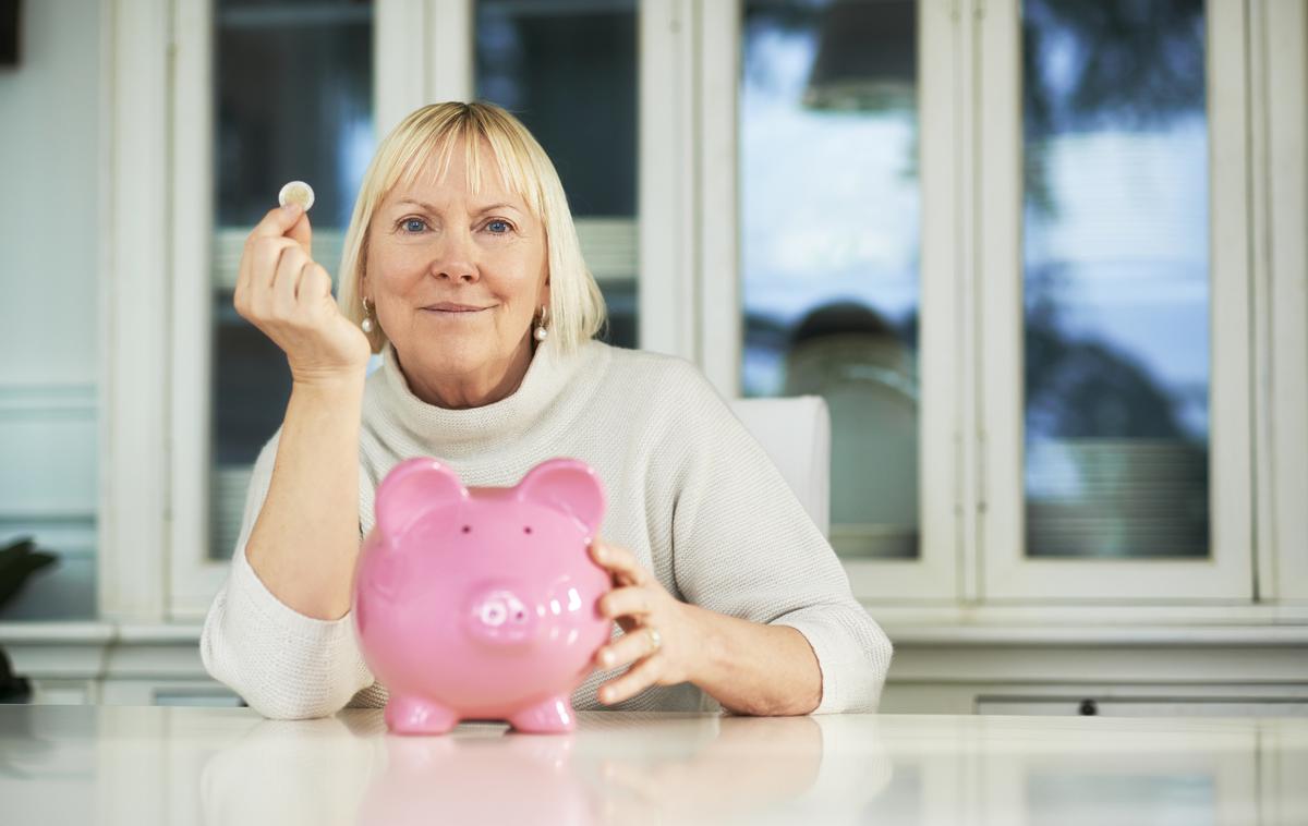 ženska upokojenka varčevanje pokojnina denar | Pokojnine, ki se po zakonu usklajujejo za nazaj, že tako in tako iz leta v leto izgubljajo realno vrednost, še posebej pa se njihova kupna moč zmanjša, ko je inflacija dvoštevilčna, opozarjajo. | Foto Thinkstock