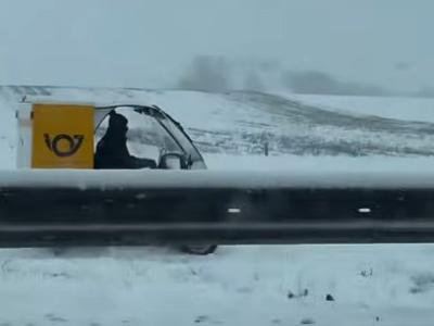 Posnetek poštarja, ki ga zimske razmere niso ustavile, nasmejal številne #video