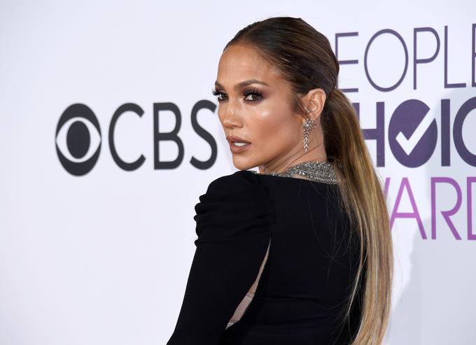 Ni nujno, da bo kombinacija ličil in barv, ki pristajajo Jennifer Lopez, pristajala tudi vam. | Foto: Getty Images