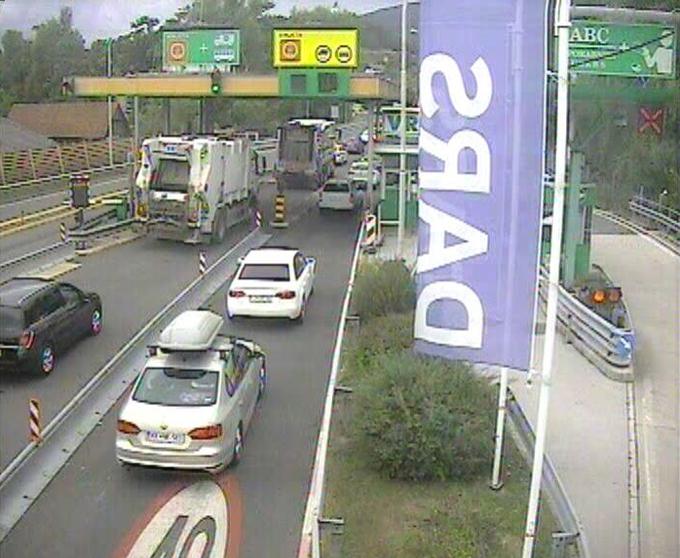 Vozniki so avtocesto zapuščali na priključku Vrhnika. | Foto: DARS/zajem zaslona