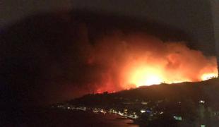 Požar se je razširil v Split, zagorelo tudi pokopališče #video