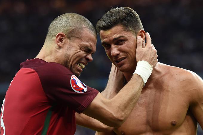 Velika prijatelja Pepe in Cristiano Ronaldo po zmagi v finalu EP 2016 nista skrivala čustev. | Foto: Guliverimage/Vladimir Fedorenko