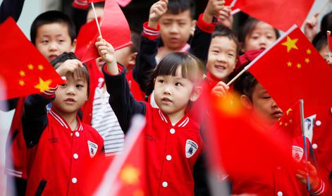 Zgodovinska odločitev: po novem bodo Kitajci lahko imeli tri otroke