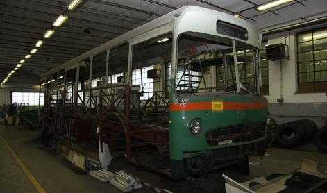 Vozil je še prek Tromostovja: pripoved voznika, ki je v avtobusu že 30 let