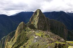 Pred Machu Picchujem obtičalo 900 turistov #video