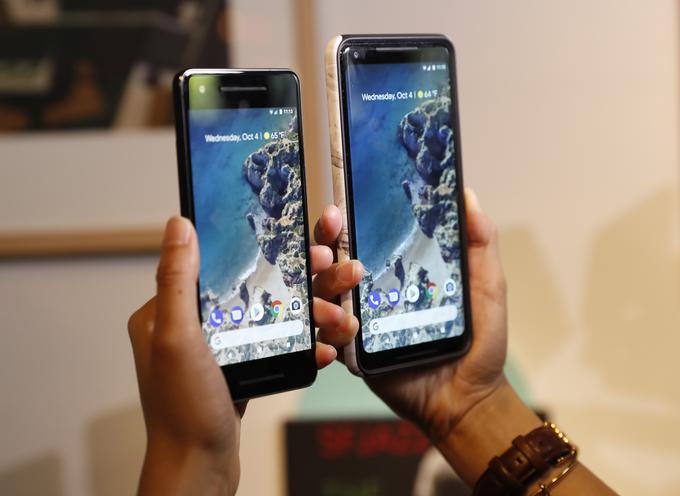 S telefoni Pixel, prvo generacijo so predstavili lani, se je Google umaknil s trga zmogljivih pametnih telefonov za razmeroma nizko ceno, na katerem se je zadnjih nekaj let uspešno predstavljal z znamko Nexus, in se osredotočil izključno na premijski cenovni razred. Na fotografiji Google Pixel 2 (levo) in Google Pixel 2 XL (desno).  | Foto: Reuters