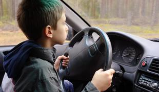 Na Jesenicah 13-letnik v spremstvu očeta vozil avto